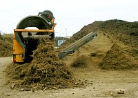 Kompostierungsanlage "Bindlacher Berg": Siebung von Grnschnitt (Foto: Daniel Fischer & MiSoo Kim)
