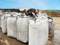 Kompostierungsanlage "Bindlacher Berg": Pflanzenkohle Material (Foto: Daniel Fischer & MiSoo Kim)