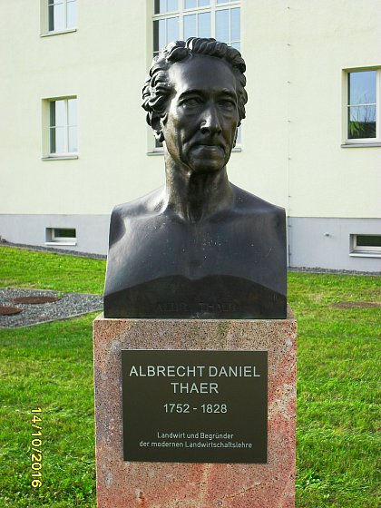 Albrecht Daniel Thaer, Bste mit Informationstafel, Campus Heide-Sd, Okt. 2016, Foto. H. Braunsdorff