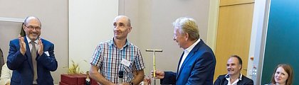Prof. Dr. B. Glaser bei der bergabe des goldenen Bohrstocks an Prof. Dr. Th. Scholten (Tbingen). Foto: S. Reichhold