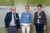 Stipendiatin 2023 K. Vorlop (Mitte), Dr. E. Freye (links), H. Braunsdorff (rechts).  Fotos: Martin-Luther-Universitt Halle-Wittenberg, Maike Glckner