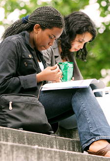 Lesende Studentinnen am Universitätsplatz.