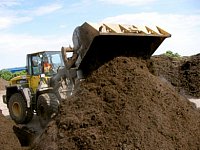 Kompostierungsanlage "Bindlacher Berg": Komposthaufenumsetzung mit Hilfe eines Radladers (Foto: Daniel Fischer & MiSoo Kim)