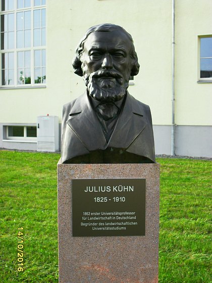 Julius Khn, Bste mit Informationstafel, Campus Heide-Sd, Okt. 2016, Foto: H. Braunsdorff