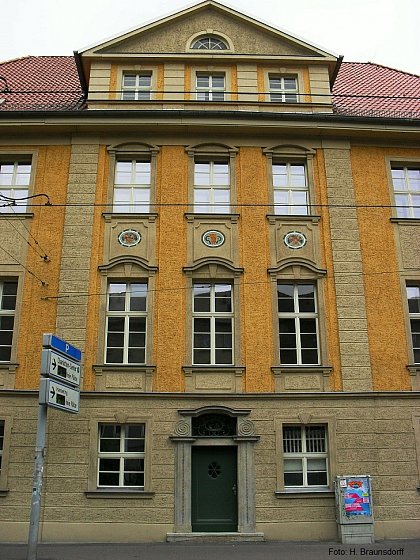 Mittelrisaltis mit drei farbigen Mosaik-Medaillons an der Fassade des mittleren Gebudeteils Ludwig-Wucherer-Str. 2, 
Foto: H. Braunsdorff 2014