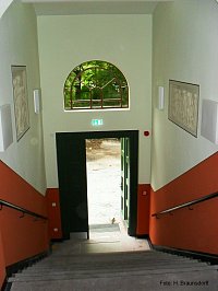 Reliefs im Treppeneingang zum Hörsaal Ludwig-Wucherer-Str. 2, Foto: H. Braunsdorff 2014