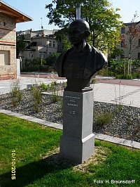 Denkmal Gandhi, Campus Steintor, auf dem Hofgelnde Emil-Abderhalden-Str., Foto: H. Braunsdorff 2015
Knstler: Gautam Pal (Indien)
Sockel: Bernd Gbel (hallescher Bildhauer)