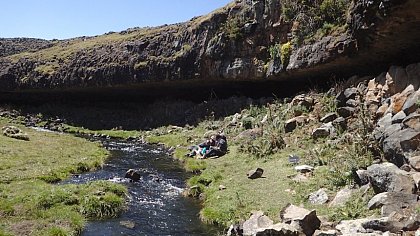 Ansicht des Fincha Habera-Felsunterstands in den 
äthiopischen Bale Mountains, der als Wohnstätte 
prähistorischer Jäger-Sammler des Middle Stone Age 
diente. (Foto: G. Ossendorf)