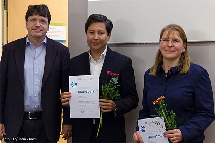 Managing director LLZ Torsten Schubert (left) with the award winners Ilkhom Soliev and Annett Thüring. (photo: LLZ/Patrick Kolm)