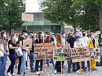 Auf dem Universitätsplatz wiesen Studierende des IAEW mit Plakaten nachdrücklich darauf hin, welche Folgen die Umstrukturierungs- und Kürzungspläne des Rektorats auf die Lehre und Forschung aber auch auf den Arbeitsmarkt der Landwirtschaft haben würde. Foto: H. Braunsdorff