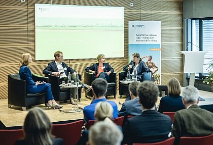 Podium v.l.n.r.: Sandra Berndt (Moderatorin), Philipp Schulze Esking (Landwirt und Vizeprsident der Deutschen Landwirtschaftsgesellschaft), Prof. Dr. Insa Theesfeld (Martin-Luther-Universitt Halle, Agrar- und Umweltpolitik), Dr. Anne Monika Spallek (Mitglied des Bundestages, Bndnis 90/Die Grnen, Ausschuss fr Ernhrung und Landwirtschaft). Foto: Alexander Heinl/ Photothek