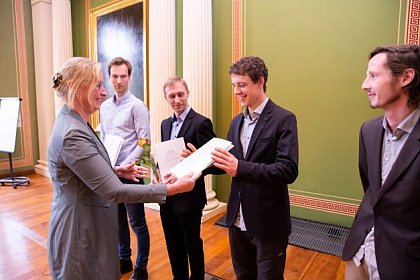 Prof. Theesfeld bergibt Zeugnisse zur feierlichen Exmatrikulation. Foto: Carl Pinkert