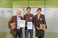 Stipendiat 2024 J. Hirdes (Mitte), Dr. E. Freye (links), H. Braunsdorff (rechts).  Fotos: Martin-Luther-Universitt Halle-Wittenberg, Maike Glckner